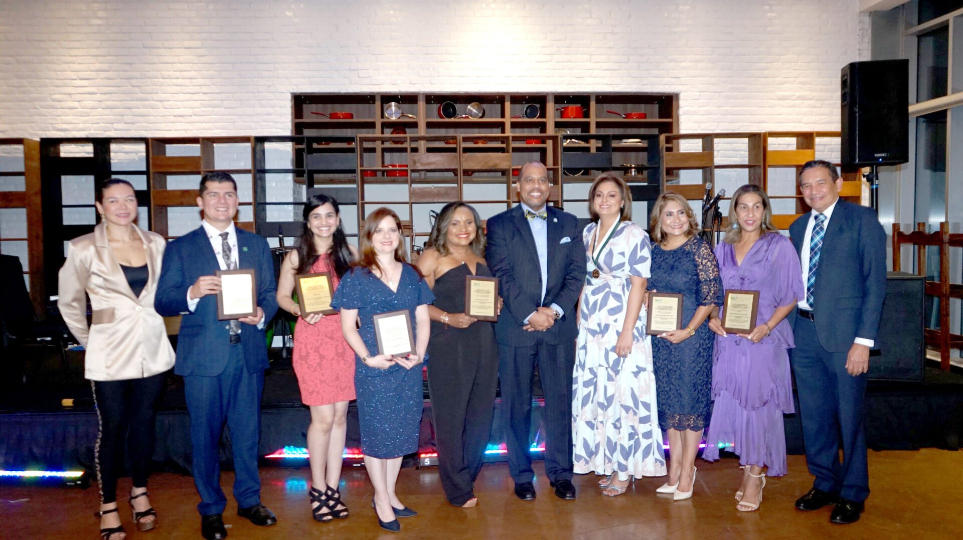 Subdirectora Médica del HST Recibe Premio al Laureado