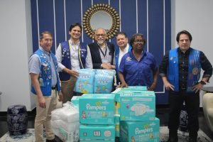 Club Kiwanis de Panamá dona Pañales a la Maternidad del HST