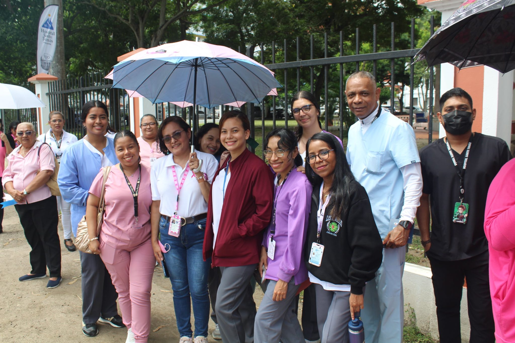 Apoyando La Campaña De La Cinta Rosada Y Celeste Hospital Santo Tomas