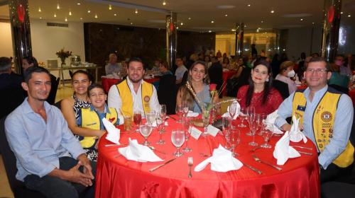 Club Activo 20-30 presente, junto a Embajador Estrella