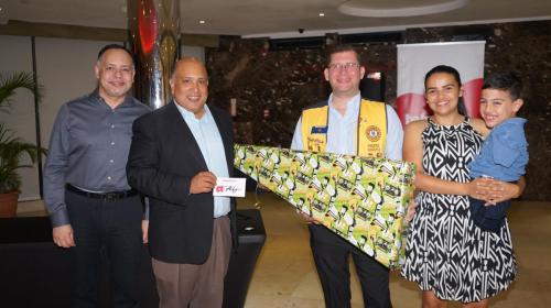 Presidente Club Activo 20-30 entrega premio mayor